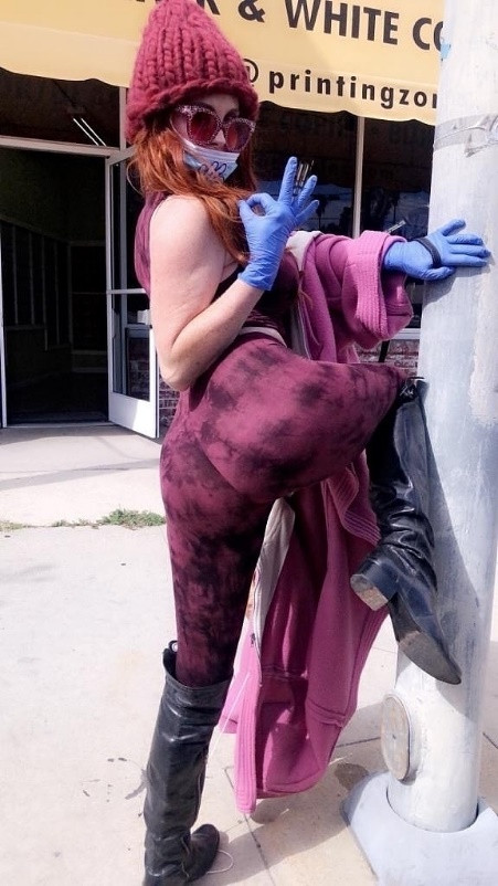 Nữ diễn viên series “Hồ sơ tuyệt mật” Phoebe Price đeo khẩu trang tạo dáng phản cảm ảnh 3