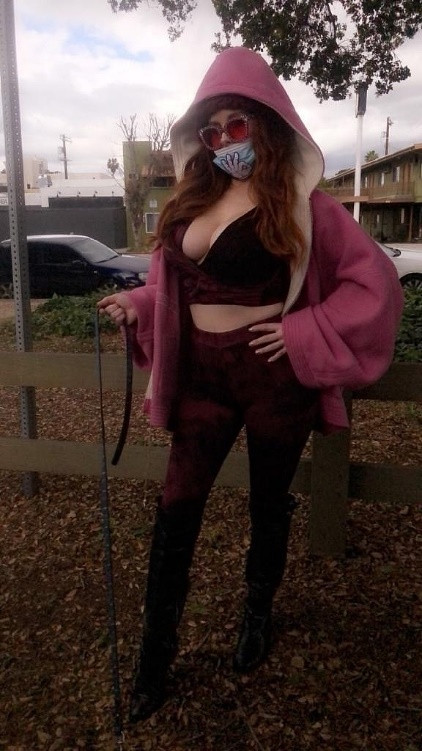 Nữ diễn viên series “Hồ sơ tuyệt mật” Phoebe Price đeo khẩu trang tạo dáng phản cảm ảnh 2