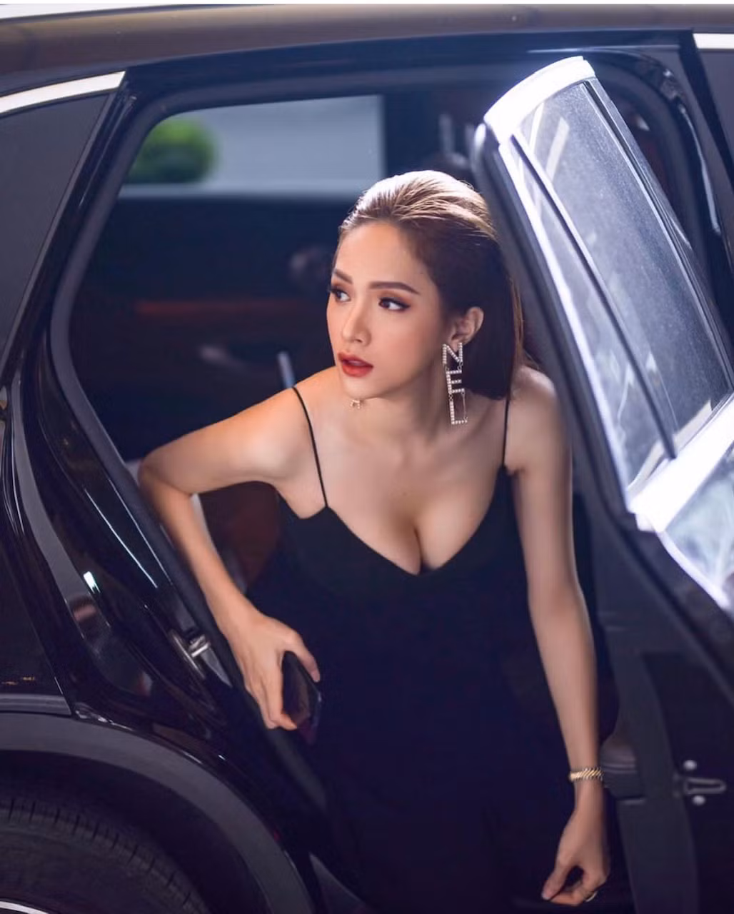 Hoa hậu Hương Giang: “Tôi luôn muốn vượt qua mọi vòng tròn do người khác định sẵn“ ảnh 6