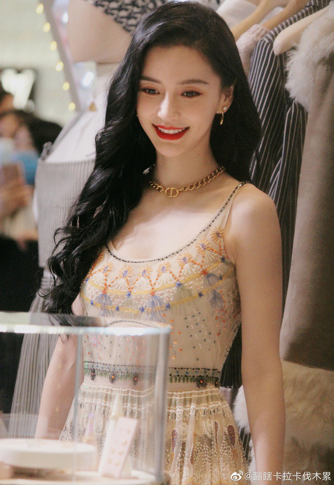 Mỹ nhân phim cổ trang Trung Quốc mặc váy quyến rũ hút mắt bất chấp ảnh "chụp lén", fan ngất ngây - Ảnh 2.