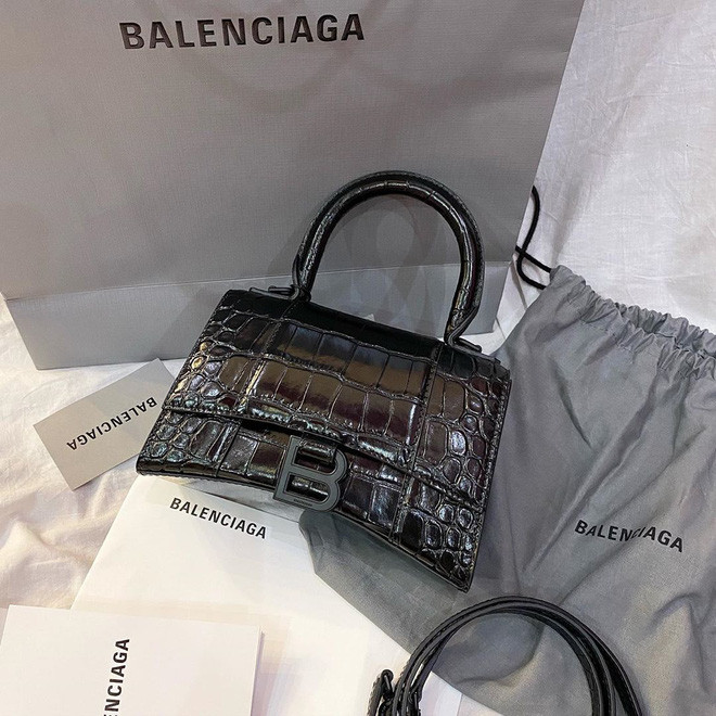 Khi bạn đang bận l&#234;n mạng t&#225;n d&#243;c mỗi ng&#224;y, nhiều g&#225;i đẹp đ&#227; c&#243; nh&#224; c&#243; xe từ năm 19 tuổi - Ảnh 21.