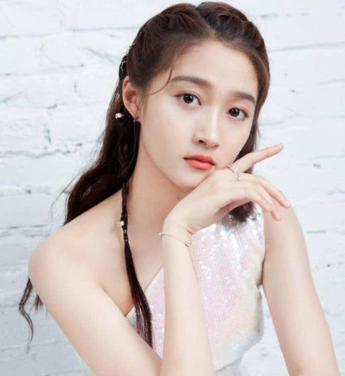 Quan Hiểu Đồng một bước lên “sao”, chị gái ruột bán mỳ: Nhan sắc quyết định vận mệnh? ảnh 5