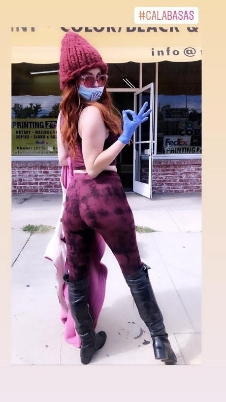 Nữ diễn viên series “Hồ sơ tuyệt mật” Phoebe Price đeo khẩu trang tạo dáng phản cảm ảnh 1