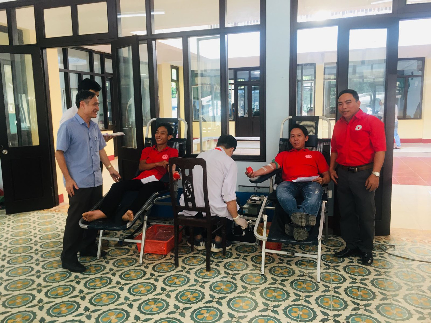 Cán bộ, đoàn viên Quảng Trị sôi nổi hiến máu an toàn đẩy lùi COVID ảnh 2