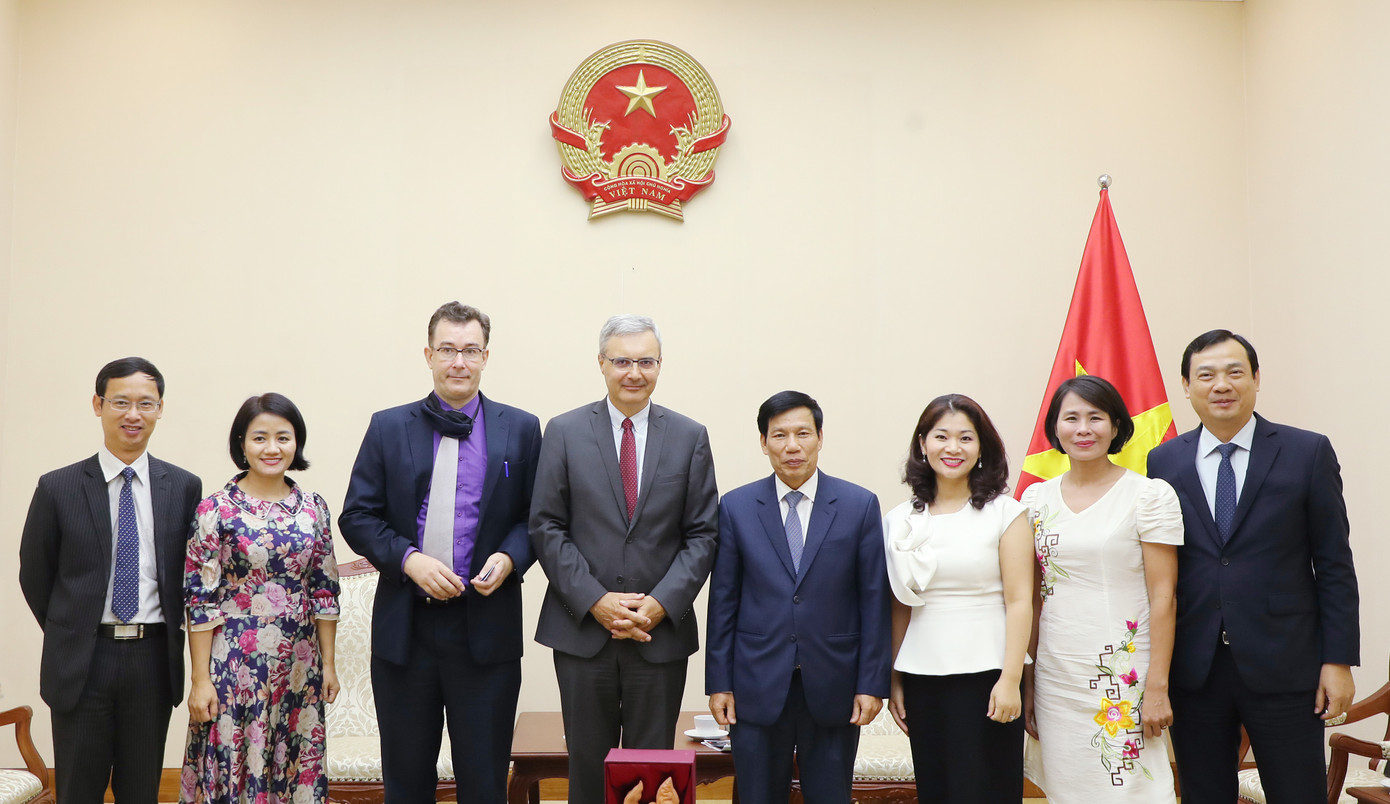 HLV Arsene Wenger dẫn đội hình sang Việt Nam đá giao hữu ảnh 1