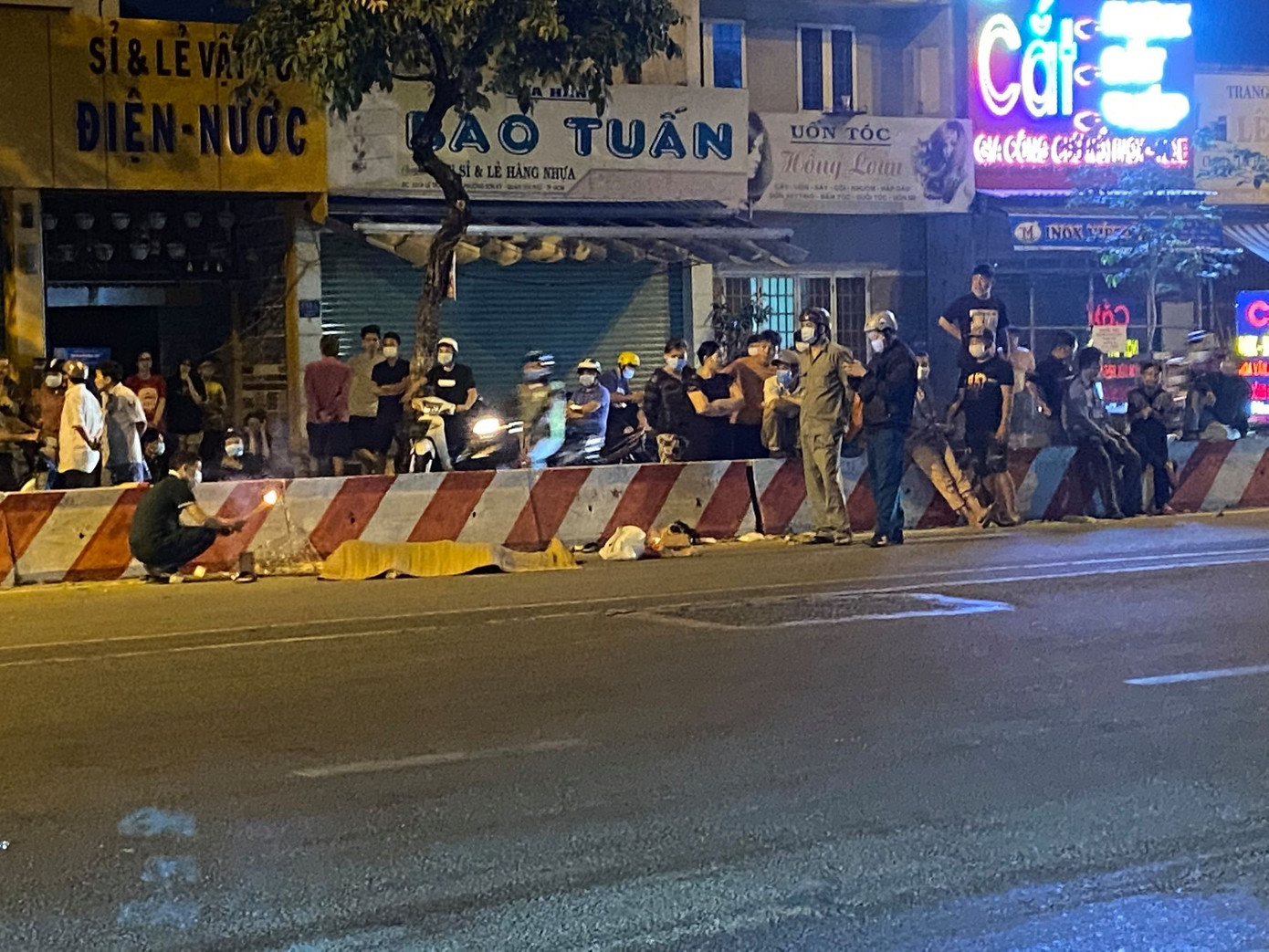 Tên cướp tông xe làm 2 người chết đến bệnh viện chữa vết thương trước khi bị bắt ảnh 1