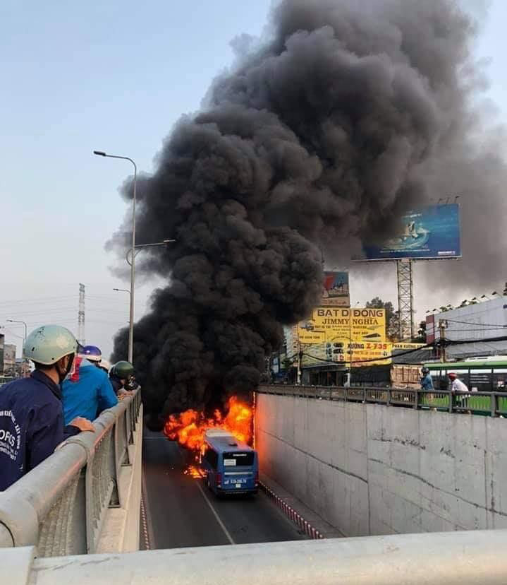 Xe buýt bốc cháy ngùn ngụt, cháy trơ khung khi đang chạy ở TPHCM ảnh 1
