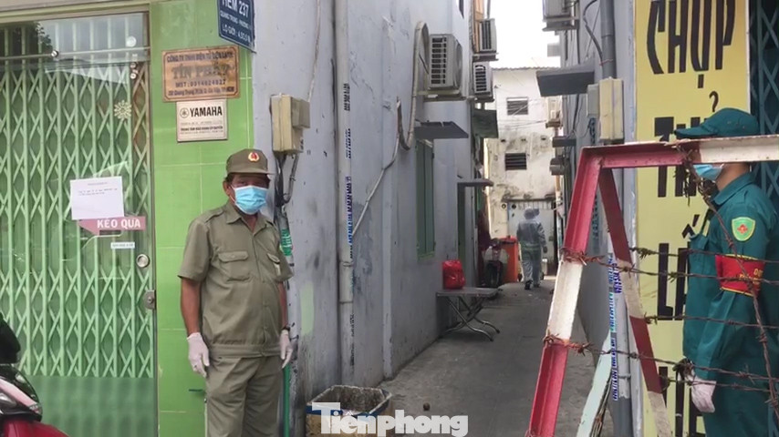 Thứ trưởng Bộ Y tế thị sát khu phong tỏa cách ly chống COVID-19 ở TPHCM ảnh 9