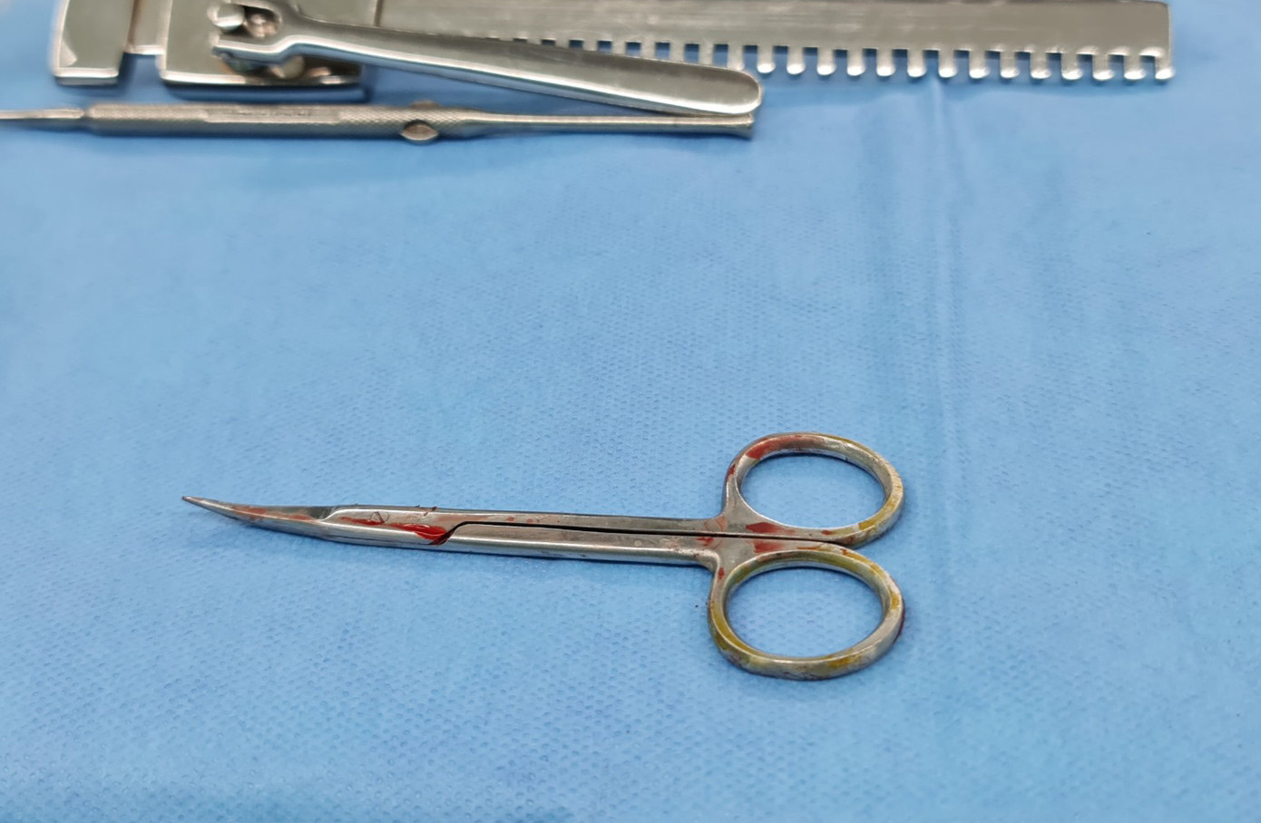 Xét nghiệm COVID-19 khẩn cấp để mổ cấp cứu người đàn ông tự dùng kéo đâm xuyên cổ ảnh 2