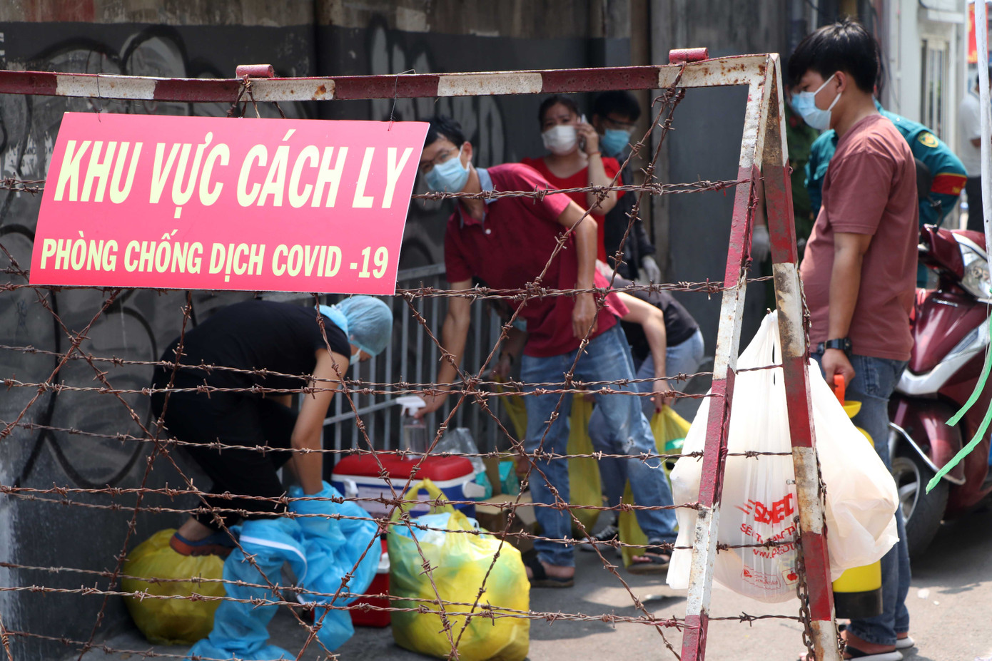 TPHCM phong tỏa hàng loạt khu dân cư ảnh 2 TPHCM phong tỏa hàng loạt khu dân cư ảnh 2