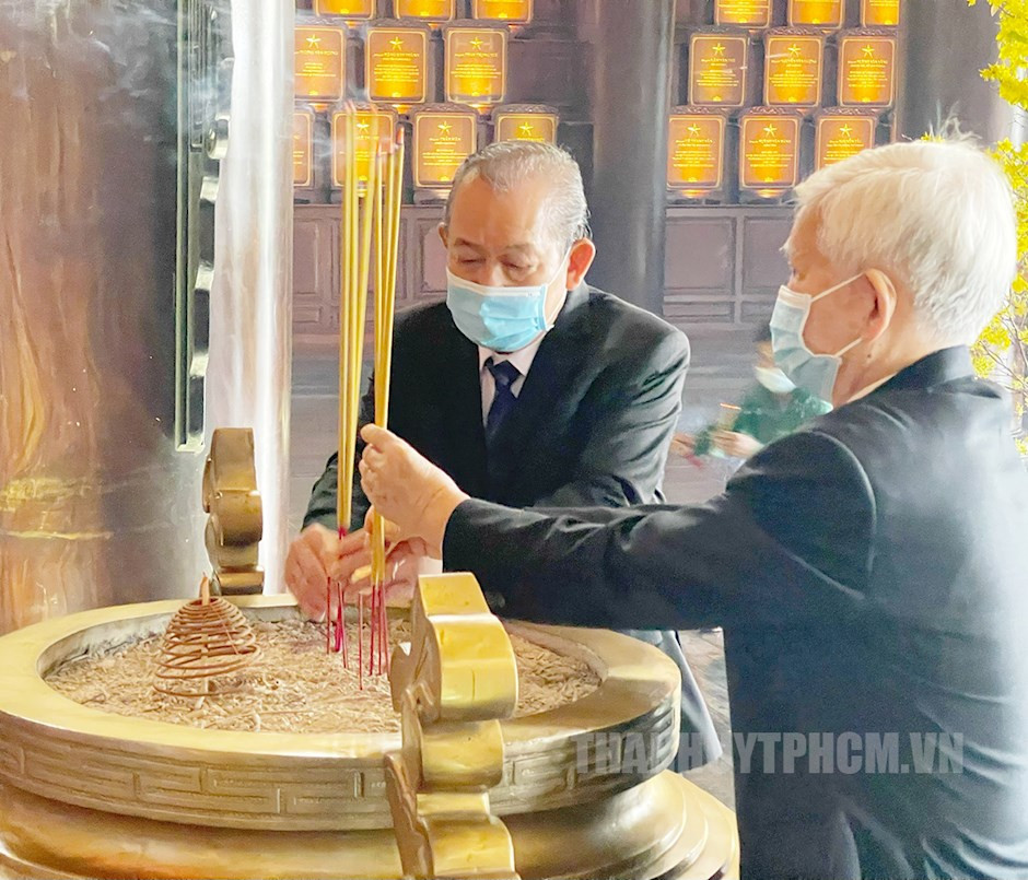 Phó Thủ tướng Trương Hòa Bình, Bí thư Nguyễn Văn Nên họp mặt truyền thống cách mạng ở TPHCM ảnh 1