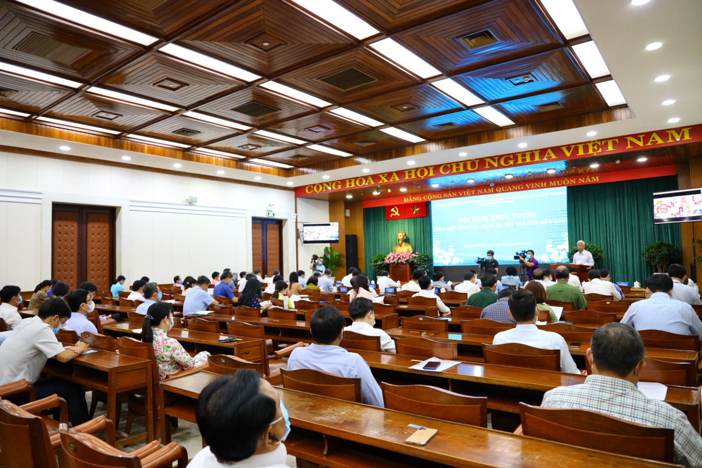 'TPHCM không có xe công đi lễ hội, dùng ngân sách tặng quà cho lãnh đạo...' ảnh 2