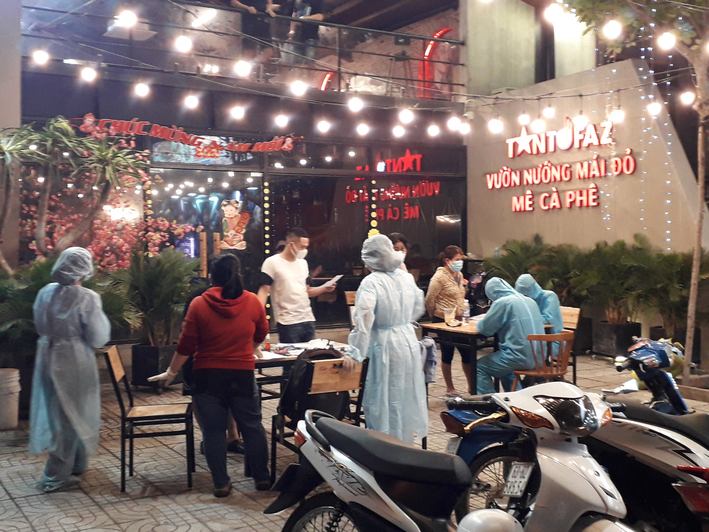 TPHCM hạn chế tối đa đi lại chúc Tết, giãn cách xã hội những nơi có ca mắc COVID-19 ảnh 1