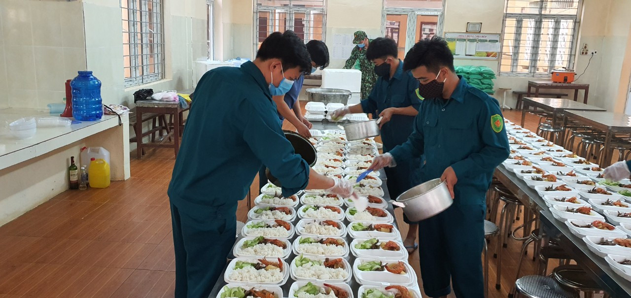 Cận cảnh bếp ăn phục vụ người Việt từ Lào về cách ly ở huyện Quan Sơn ảnh 8