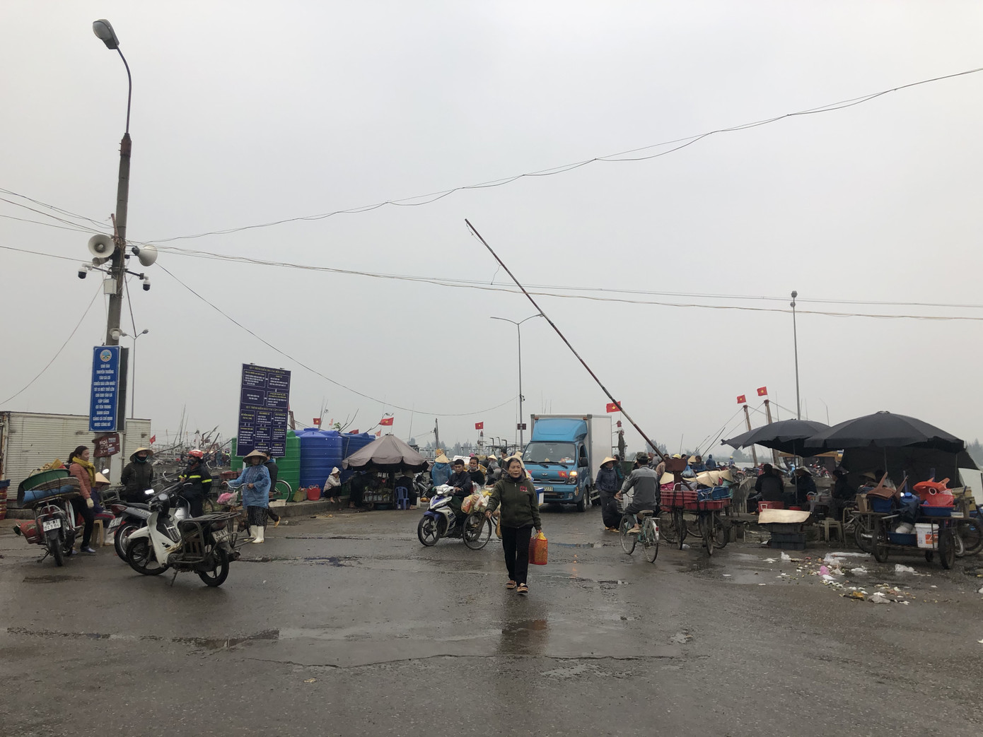 Du khách được tắm biển Sầm Sơn từ hôm nay ảnh 1