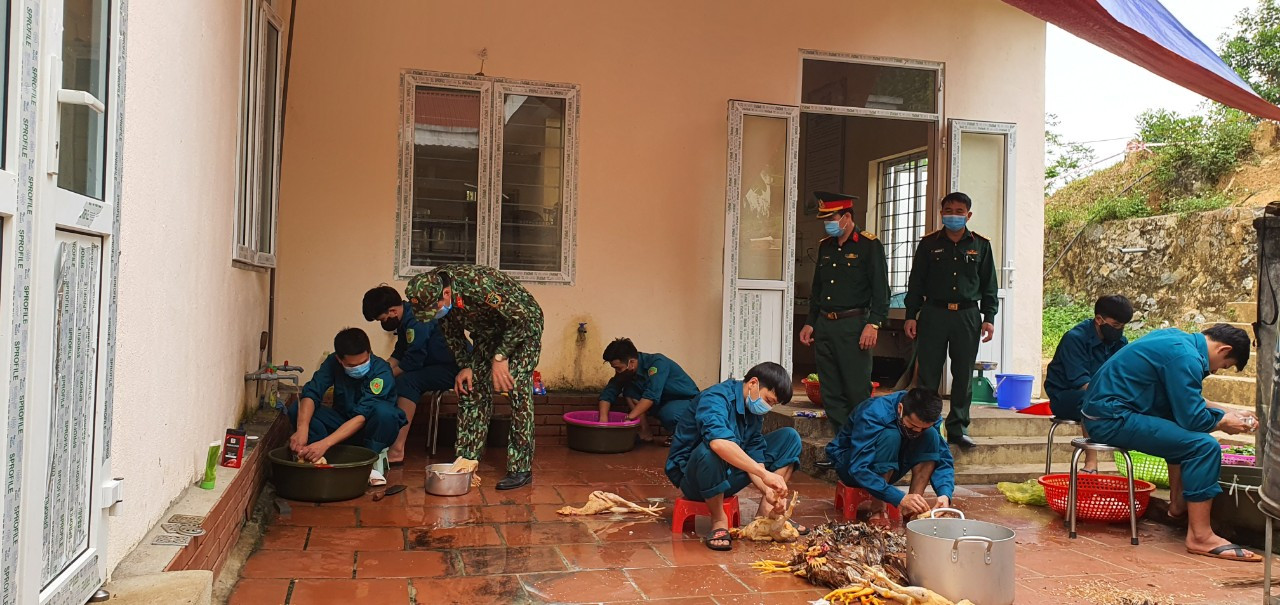 Cận cảnh bếp ăn phục vụ người Việt từ Lào về cách ly ở huyện Quan Sơn ảnh 4