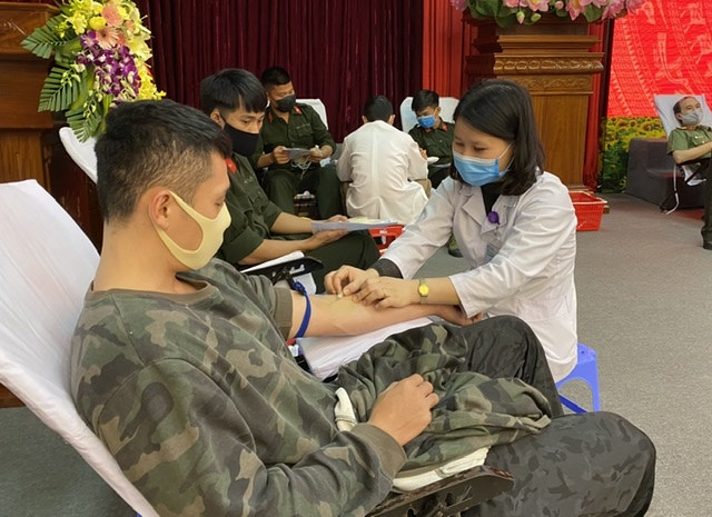 Thiếu tướng Nguyễn Hải Trung và gần 300 chiến sỹ tham gia hiến máu tình nguyện ảnh 1