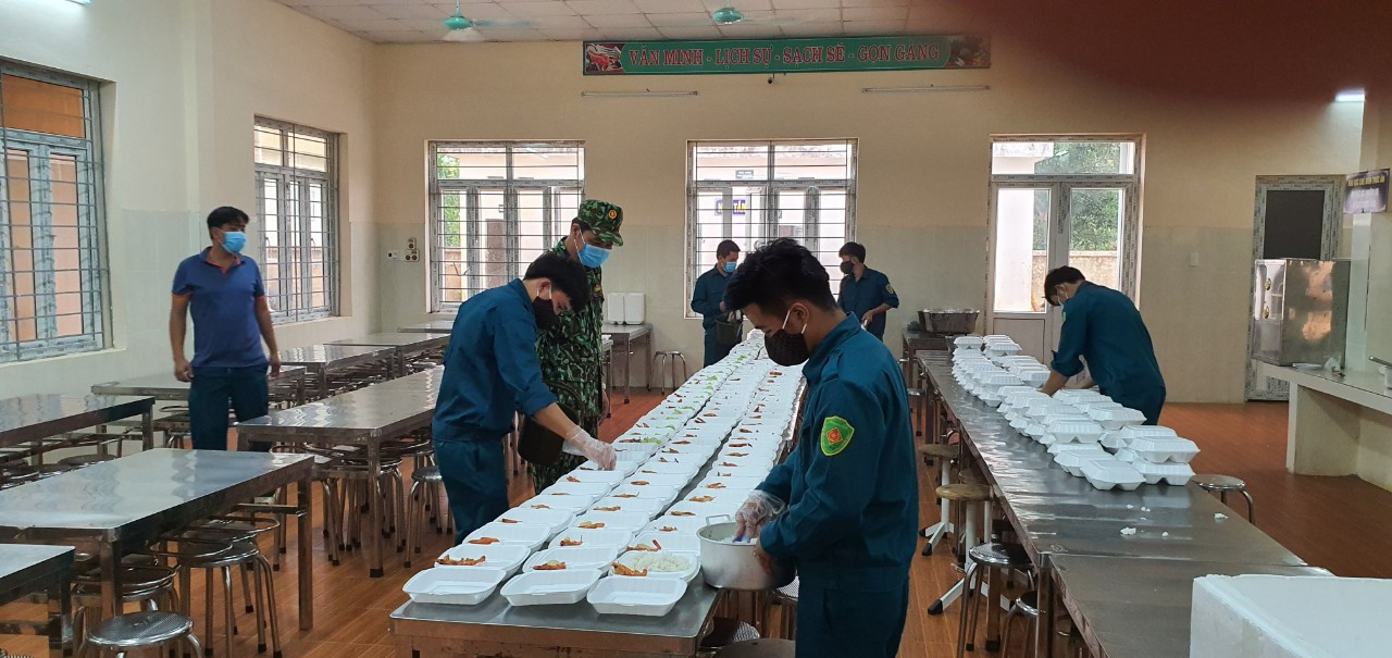 Cận cảnh bếp ăn phục vụ người Việt từ Lào về cách ly ở huyện Quan Sơn ảnh 7