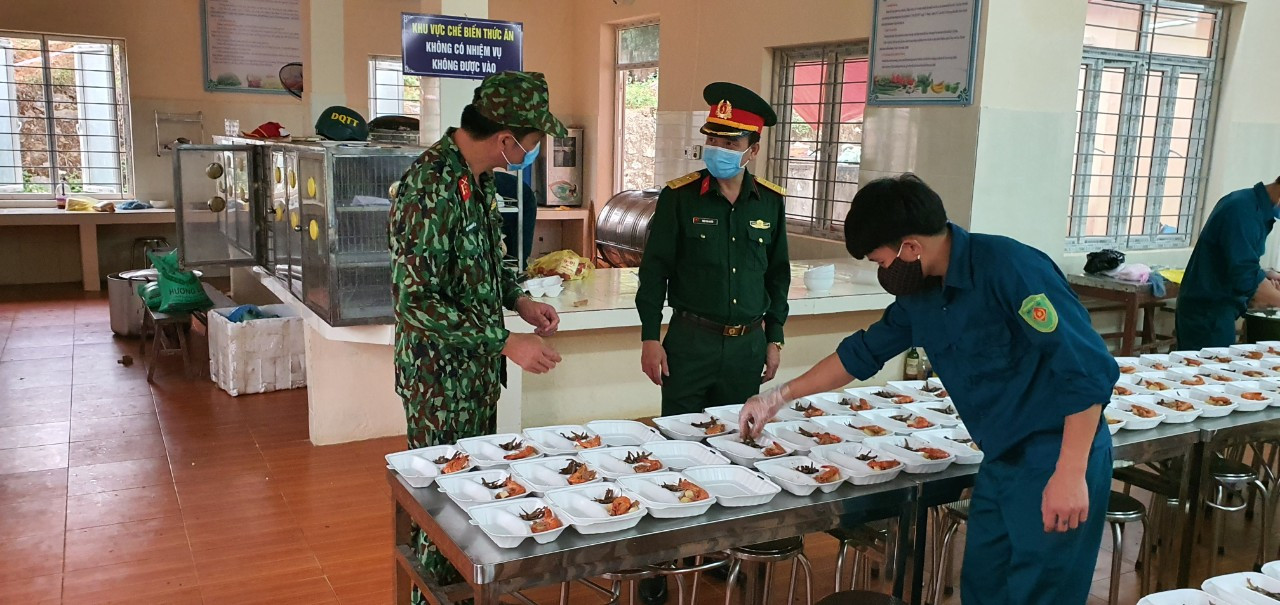 Cận cảnh bếp ăn phục vụ người Việt từ Lào về cách ly ở huyện Quan Sơn ảnh 9