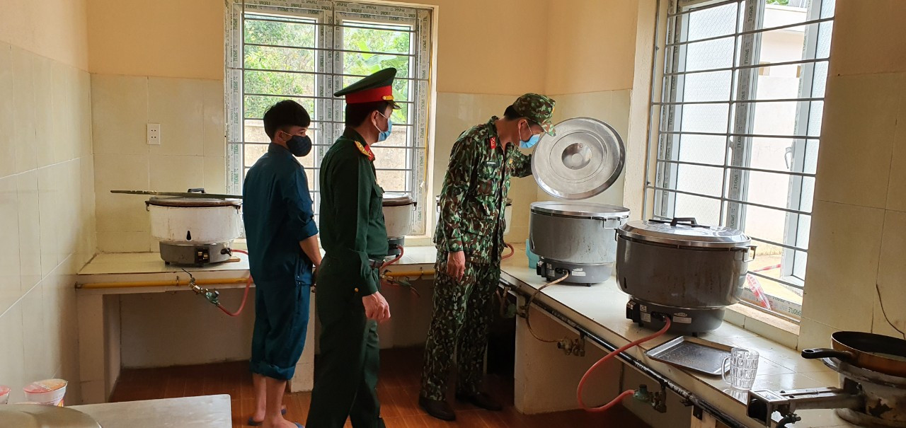 Cận cảnh bếp ăn phục vụ người Việt từ Lào về cách ly ở huyện Quan Sơn ảnh 5