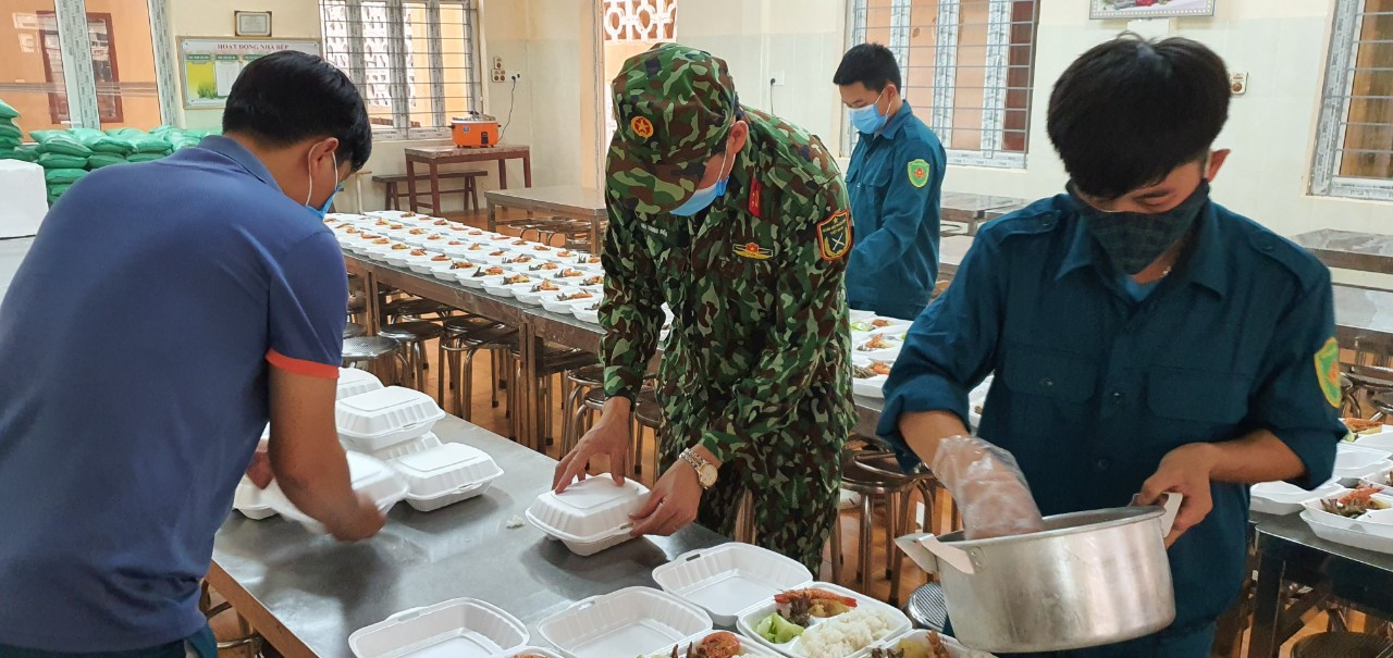 Cận cảnh bếp ăn phục vụ người Việt từ Lào về cách ly ở huyện Quan Sơn ảnh 6