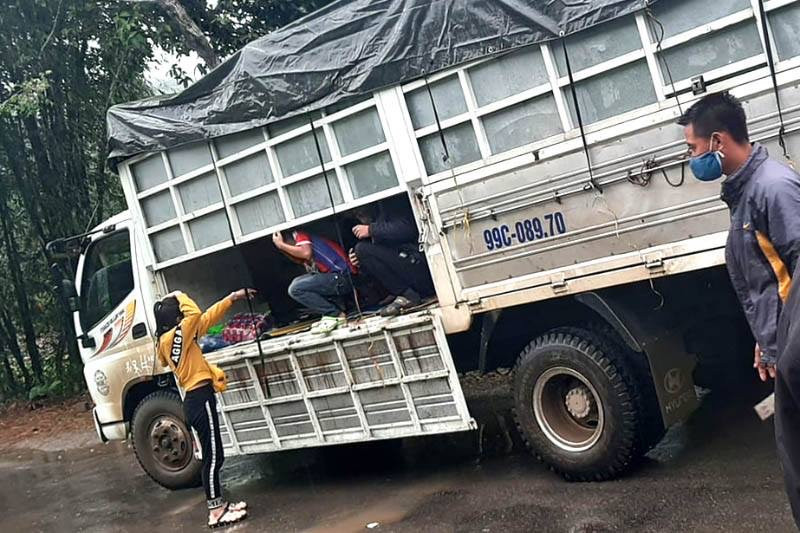 4 nam nữ thanh niên rời nơi cách ly, thuê xế hộp đi sinh nhật bạn ảnh 2