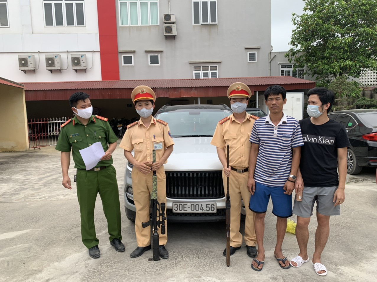 Kiểm tra xe lưu thông, phát hiện 2 khẩu súng không giấy tờ ảnh 1