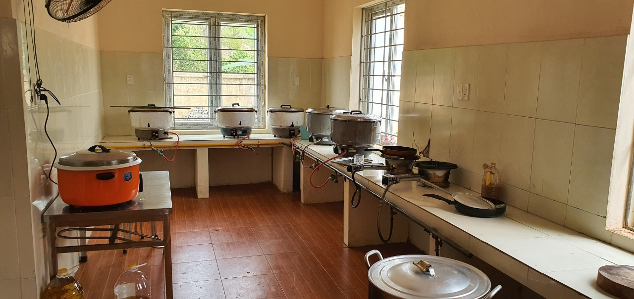 Cận cảnh bếp ăn phục vụ người Việt từ Lào về cách ly ở huyện Quan Sơn ảnh 3