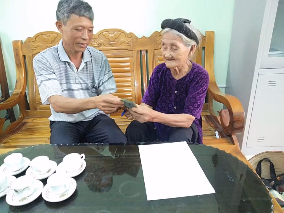 Cụ bà 84 tuổi xin thoát nghèo ủng hộ tiền chống dịch COVID-19 ảnh 1