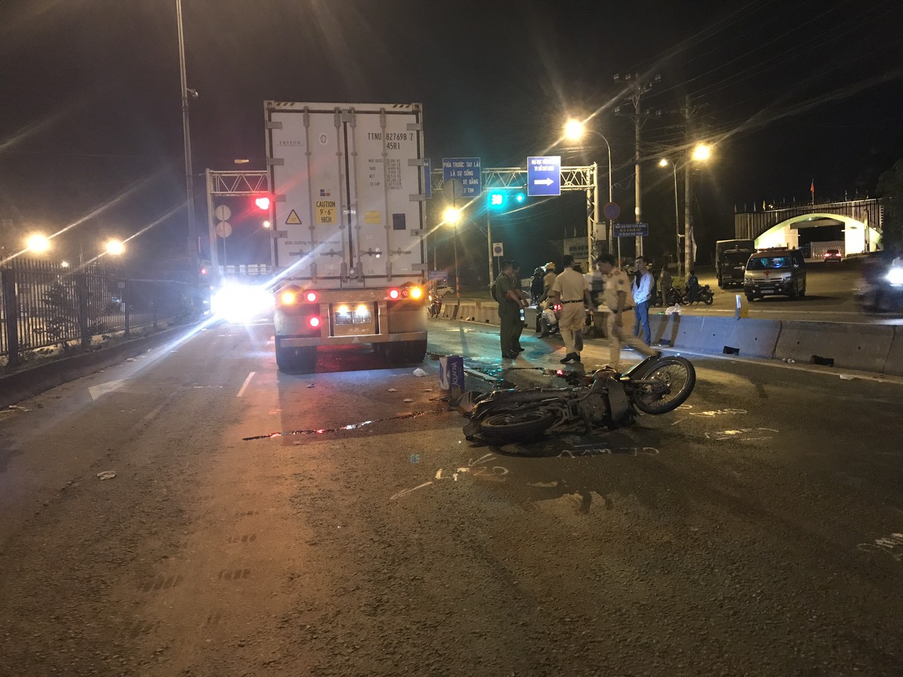 Xe container tông chết người rồi bỏ chạy ảnh 1