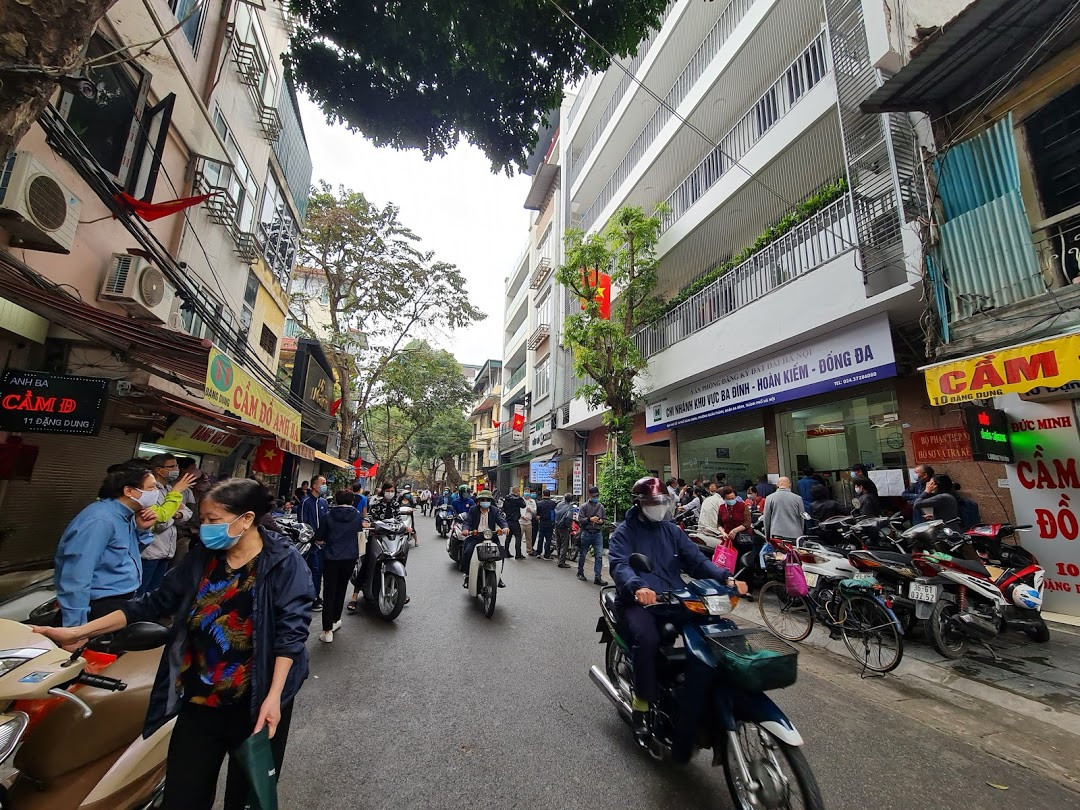 Lo mất thêm tiền, người dân Thủ đô đổ xô đi xóa nợ tiền sử dụng đất ảnh 1