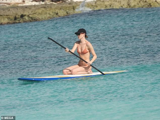 Mặc bikini siêu bé, siêu mẫu Victoria’s Secret gây tranh cãi với thân hình ‘trơ xương’ ảnh 3