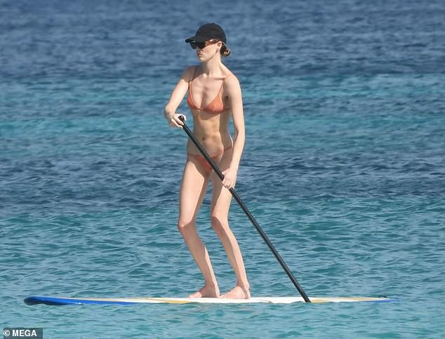 Mặc bikini siêu bé, siêu mẫu Victoria’s Secret gây tranh cãi với thân hình ‘trơ xương’ ảnh 1