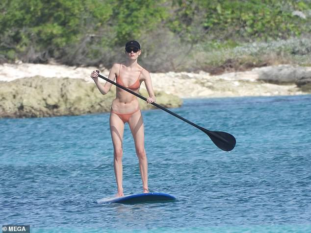 Mặc bikini siêu bé, siêu mẫu Victoria’s Secret gây tranh cãi với thân hình ‘trơ xương’ ảnh 2