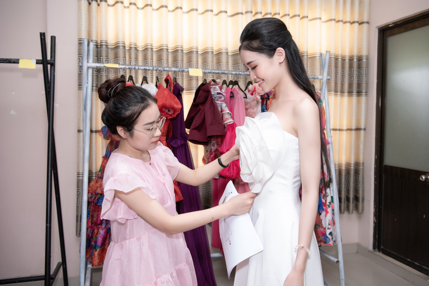 Đột nhập hậu trường fitting Người đẹp Thời trang của Top 35 Hoa hậu Việt Nam 2020 ảnh 1