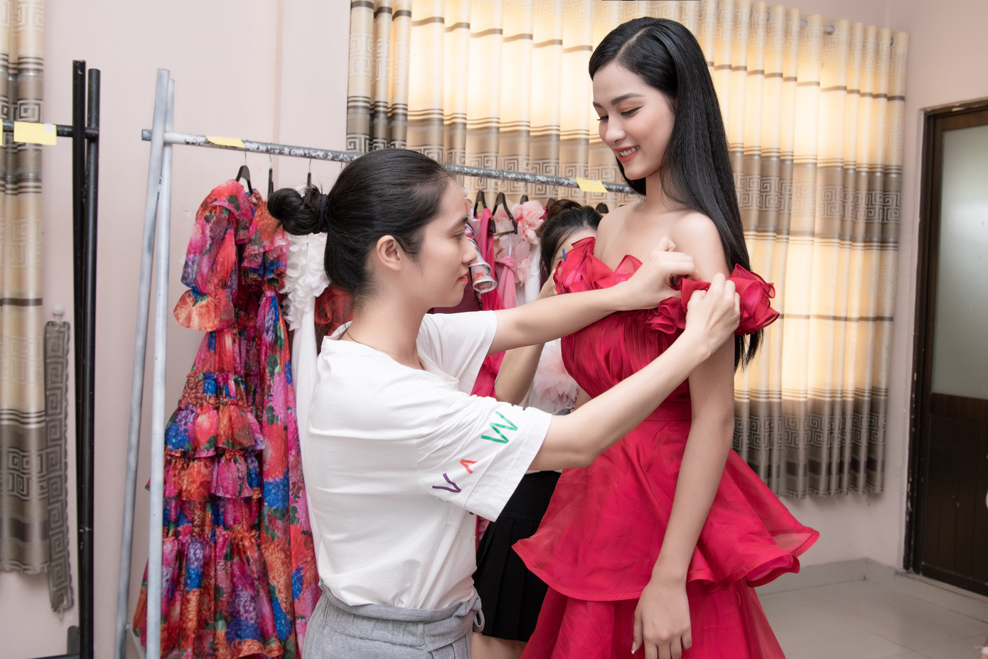 Đột nhập hậu trường fitting Người đẹp Thời trang của Top 35 Hoa hậu Việt Nam 2020 ảnh 6