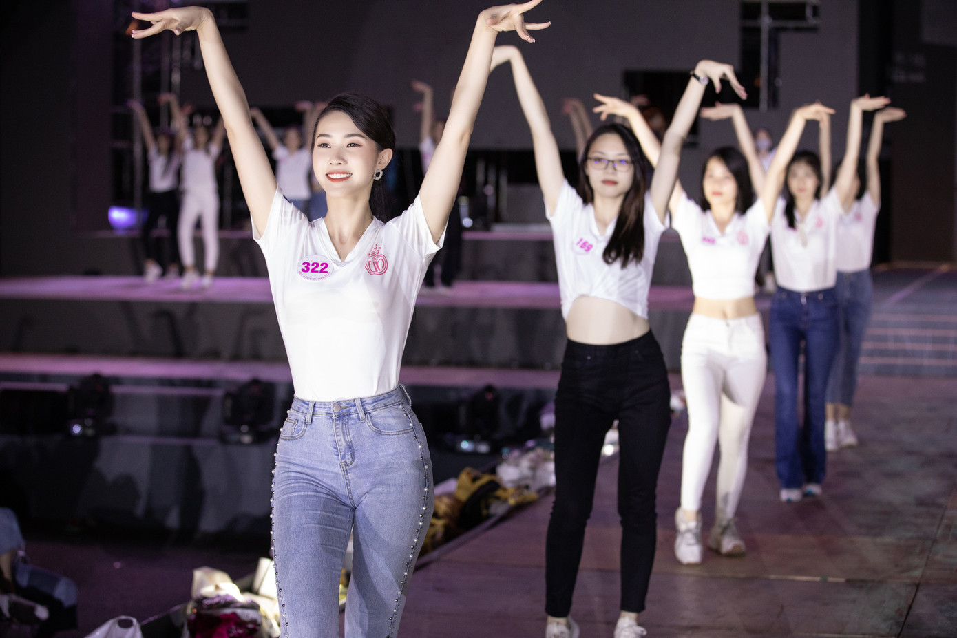 Hoa hậu Mỹ Linh, Tiểu Vy để mặt mộc nhưng cực thần thái tổng duyệt Người đẹp thời trang ảnh 2