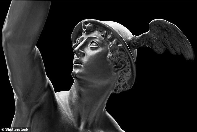 Phát hiện tượng cổ thần Hy Lạp hiếm có ngay dưới vỉa hè ảnh 2