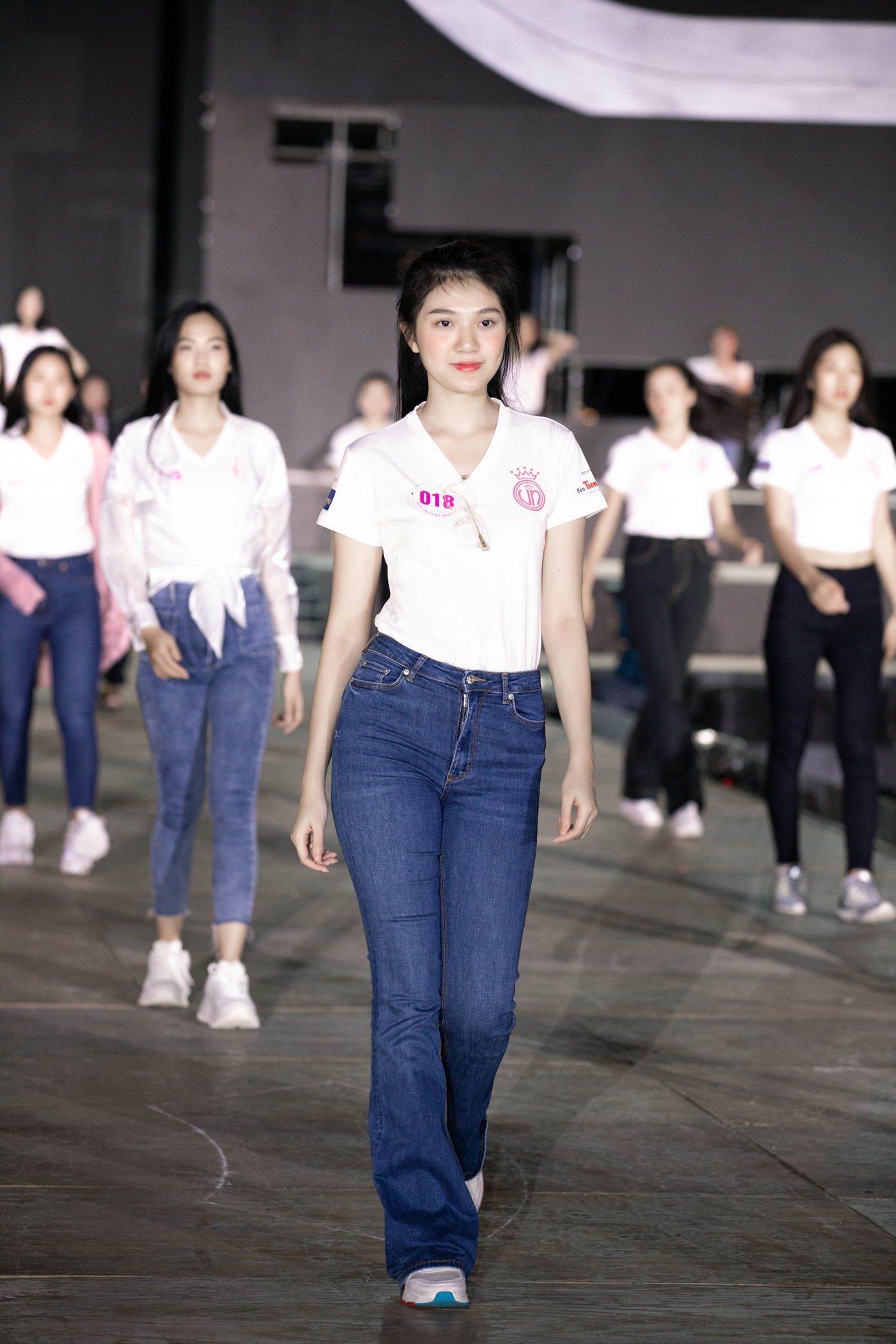 Hoa hậu Mỹ Linh, Tiểu Vy để mặt mộc nhưng cực thần thái tổng duyệt Người đẹp thời trang ảnh 3