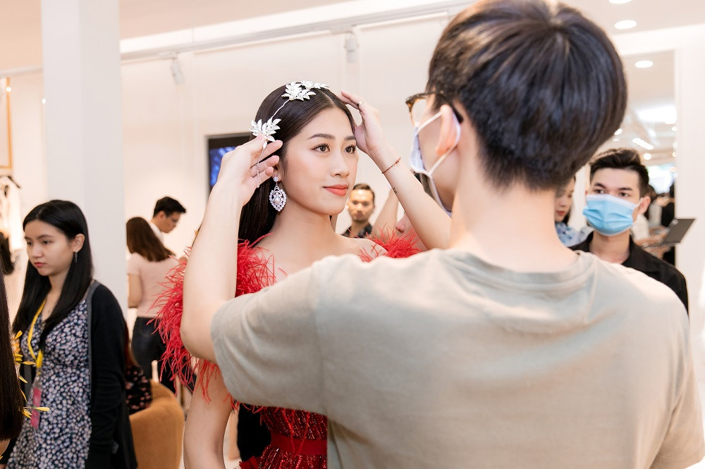 Đột nhập hậu trường fitting Người đẹp Thời trang của Top 35 Hoa hậu Việt Nam 2020 ảnh 11