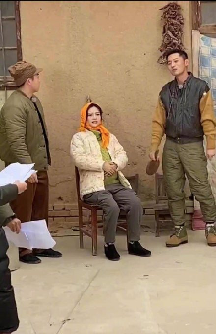 Angelababy hóa gái quê, bụng chửa vượt mặt gây ‘bão’ mạng ảnh 2