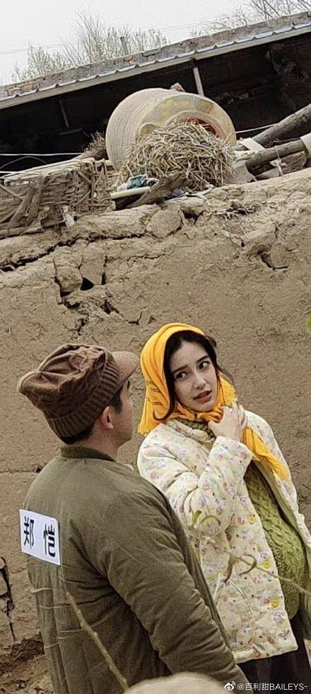 Angelababy hóa gái quê, bụng chửa vượt mặt gây ‘bão’ mạng ảnh 4