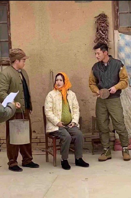 Angelababy hóa gái quê, bụng chửa vượt mặt gây ‘bão’ mạng ảnh 3