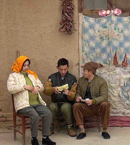 Angelababy hóa gái quê, bụng chửa vượt mặt gây ‘bão’ mạng ảnh 1