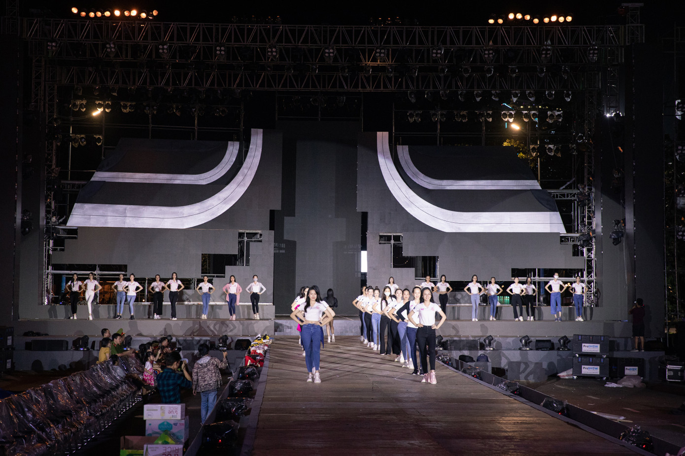 Hoa hậu Mỹ Linh, Tiểu Vy để mặt mộc nhưng cực thần thái tổng duyệt Người đẹp thời trang ảnh 1