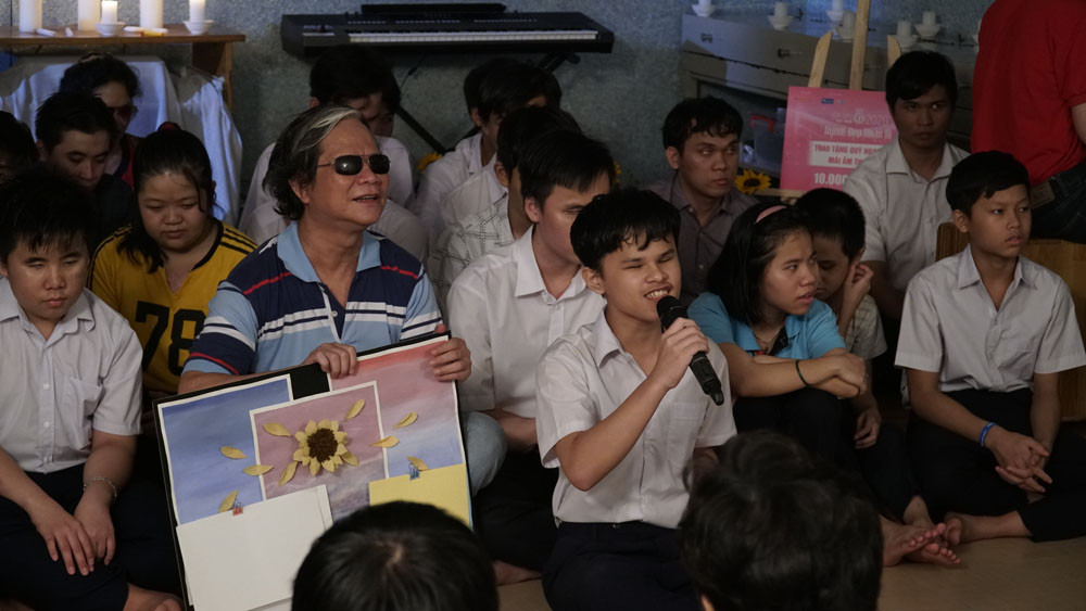 Thí sinh Hoa Hậu Việt Nam tổ chức đêm nhạc cho trẻ em khiếm thị tại mái ấm Thiên Ân ảnh 7