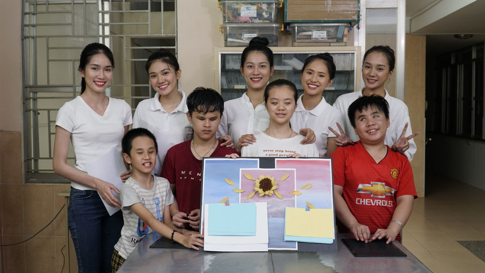 Thí sinh Hoa Hậu Việt Nam tổ chức đêm nhạc cho trẻ em khiếm thị tại mái ấm Thiên Ân ảnh 10