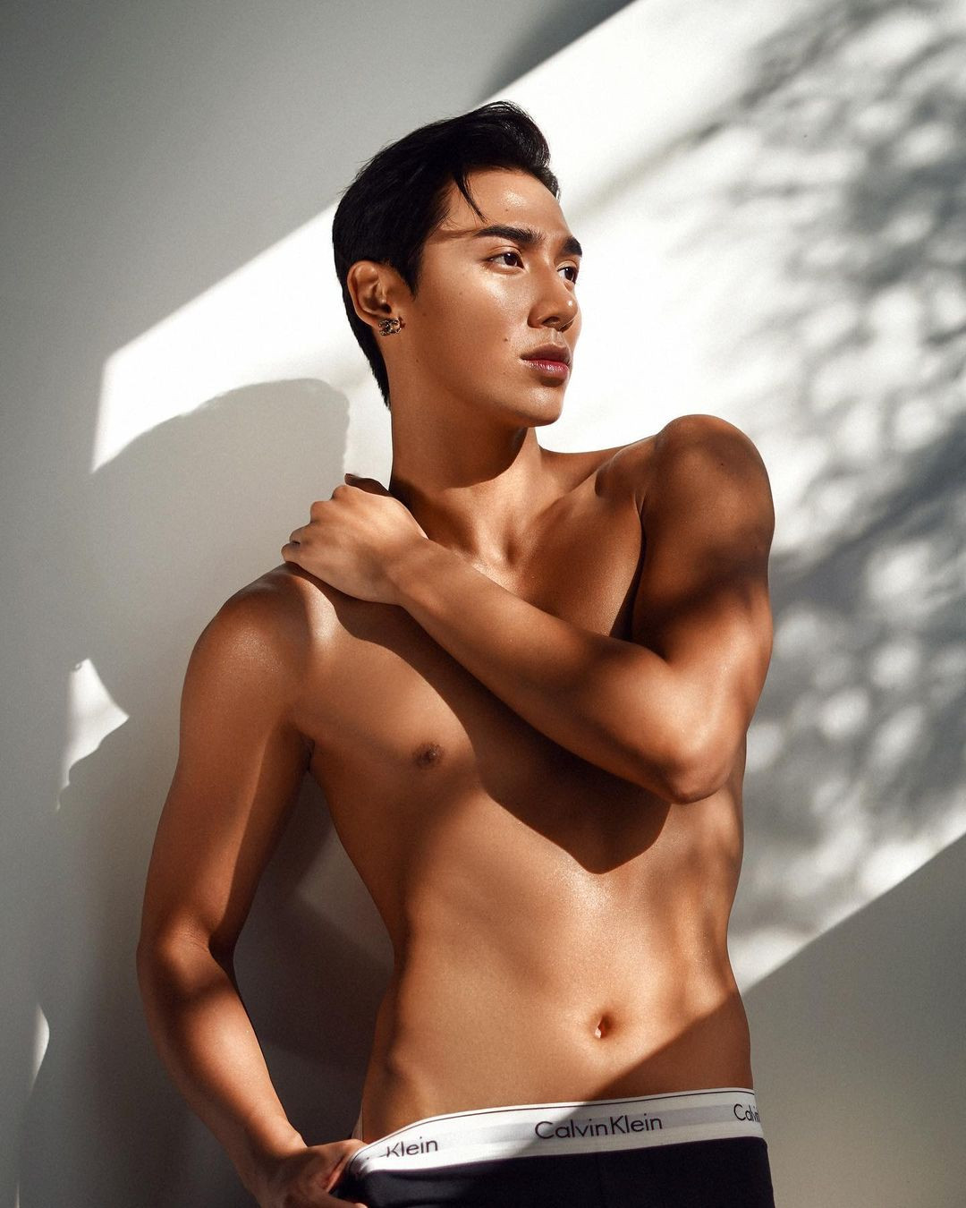 Vẻ đẹp phi giới tính của drag queen gốc Việt nổi tiếng qua show truyền hình Mỹ ảnh 5