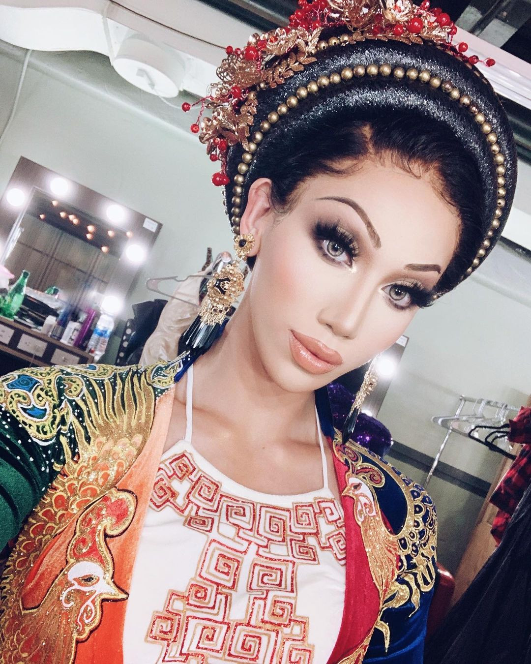 Vẻ đẹp phi giới tính của drag queen gốc Việt nổi tiếng qua show truyền hình Mỹ ảnh 6