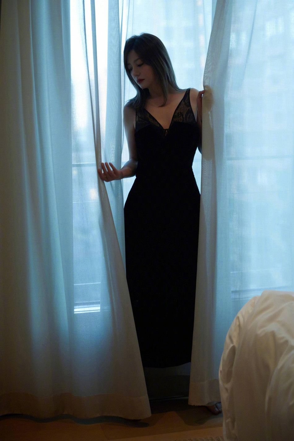 Triệu Vy tung ảnh ‘giường chiếu’ quyến rũ giữa tin đồn cặp kè trai trẻ ảnh 5